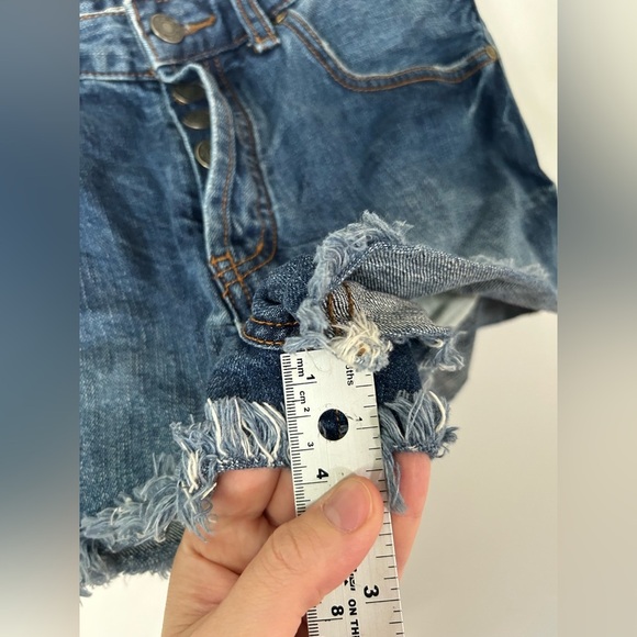 Women's FREE PEOPLE Jean Shorts Size W 27 Distressed Details - Picture 6 of 7